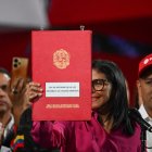 Norma. La presidenta interina de Venezuela, Delcy Rodríguez, sostiene una copia de la reforma.