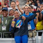 Juleisy cuando ganó el oro en el Mundial de septiembre en Tokio, Japón, junto a su entrenador autoridades y amigos.