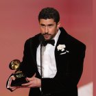 Bad Bunny al recibir su gramófono.