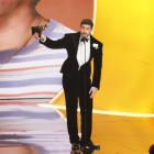 Bad Bunny recibió el premio a Mejor Álbum del Año en los Grammy.