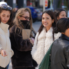Personas esperan en una calle de Miami durante la inusual tormenta de nieve que acompañó la ola de frío polar en Florida.