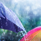 Referencial. Un paraguas multicolor resiste la intensa lluvia durante la ola de tormentas eléctricas que afecta a Ecuador