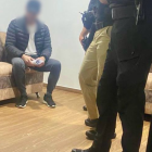 Agentes de la Policía realizan un operativo en interiores durante acciones contra estructuras delictivas en Durán y Manta