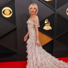 Sabrina Carpenter deslumbra con un vestido de gala en la alfombra roja de los Grammy 2026 en Los Ángeles.