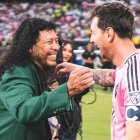 René Higuita y Lionel Messi en su encuentro en Colombia.