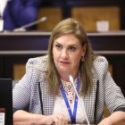 La asambleísta Nuria Butiñá solicitó a la Comisión de Garantías Constitucionales convocar a Álvaro Ignacio Guivernau Becker por el caso Galamedios.