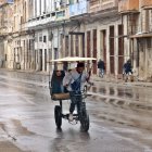 Un hombre conduce un bicitaxi por una calle este domingo, en La Habana (Cuba).
