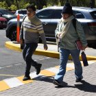 Personas caminan este lunes 2 de febrero de 2026, en Ciudad de Guatemala, en medio de una ola de frío que afecta a la región.