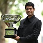 Un día después de ganar el Abierto de Australia, Carlos Alcaraz participó ayer en la sesión fotográfica oficial de monarcas del torneo.