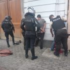 Aprehensión de dos ciudadanos tras operativo preventivo en transporte público de Quito.