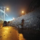 En el kilómetro 49 de la vía Cuenca- Girón- Pasaje se produjo un derrumbe de gran magnitud que obstaculiza la carretera.