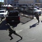 Agentes del Servicio de Control de Inmigración y Aduanas (ICE) al momento de irrumpir en una iglesia en los Ángeles (California).