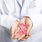 Referencial.Un profesional de la salud sostiene el lazo rosado, símbolo de la lucha contra el cáncer de mama, en el marco de las campañas de prevención y detección temprana en Ecuador.