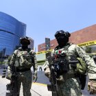 Integrantes del Ejército de México custodiando la zona donde se cometió un ataque armado en Zapopan en Jalisco (México).