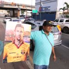 Fabricio Villón vende cuadros de Messi luciendo la camiseta de Barcelona.