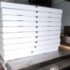 Cajas de pizza en la cocina de un establecimiento clausurado por Arcsa.