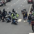 Agentes de la ATM fueron agredidos por conductores de motos eléctricas durante un operativo de control en el sur de Guayaquil.