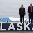 El presidente de los Estados Unidos, Donald Trump (d), y el presidente de Rusia, Vladimir Putin, antes de la reunión en Anchorage (Estados Unidos).