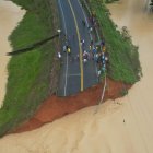 Un puente vehicular destruido este martes 3 de febrero de 2026, en zona rural de Necoclí (Colombia).