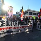 Personas sostienen carteles durante una marcha contra el Servicio de Inmigración y Control de Aduanas de Estados Unidos (ICE) en Mineápolis (EE.UU).