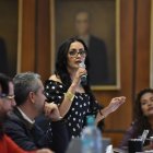 La asambleísta del correísmo y una de las proponentes del juicio político, Viviana Veloz, cuestionó la dirección de Ferdinan Álvarez en la mesa de Fiscalización.