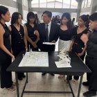 Los estudiantes de primer semestre y el docente Brick Reyes expusieron los proyectos.