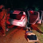 Los militares detuvieron a tres sospechosos en Puerto Quito, luego de una persecución que terminó en volcamiento.