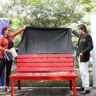 La primera Banca Roja fue instalada en la Plaza Gabriela Mistral, como símbolo de memoria y prevención contra el femicidio y transfemicidio en Quito.