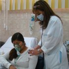 Pacientes oncológicos esperan diagnósticos y tratamientos continuos en medio de retrasos y brechas del sistema de salud en Ecuador.