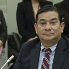 El asambleísta de ADN, Luis Alvarado Campi, evadió a un periodista y evitó hablar sobre la compra de Radio Centro y La Posta.