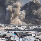 El humo se eleva tras un ataque aéreo israelí dirigido al campamento de Ghaith, que alberga a personas desplazadas, en el sur de la Franja de Gaza.