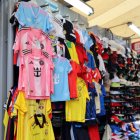 La venta de camisetas del Barcelona SC e Inter Miami lidera la demanda en la zona de la bahía de Guayaquil.