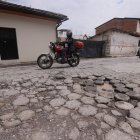 Situación. El mal estado de la calle Guayaquil y Gaspar de Carvajal, con múltiples huecos, complica el tránsito y evidencia la necesidad de reparación.