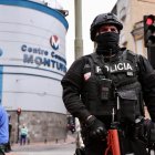 Tanquetas y uniformados se encuentran en los exteriores del Centro Comercial Montúfar buscan controlar el lugar.