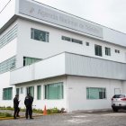 Quito. Policías resguardan las instalaciones de la ANT, mientras los trámites ciudadanos están paralizados.