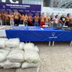 La Policía Nacional exhibe a los sospechosos y la droga incautada durante el operativo.