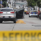 Vehículo donde fueron asesinados dos hombres en Guayaquil.