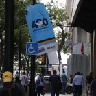 Los carteles fueron colocados por el Municipio, en 2025, para celebrar los 490 años del proceso fundacional de Guayaquil.