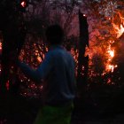 Una persona observa un incendio este 27 de enero de 2026, en Cholila, en la provincia de Chubut (Argentina).
