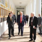 Gustavo Petro y Donald Trump recorriendo el pasillo de los presidentes estadounidenses en la Casa Blanca