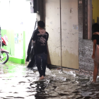 Los alrededores del mercado en Sauces 9 permaneces inundados por la fuerte lluvia.