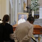 Fieles católicos llegaron a la Catedral Metropolitana de Guayaquil para decir adiós al pastor de los guayaquileños, el arzobispo emérito Antonio Arregui