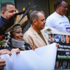 Denunciantes. Marilda Lyrio de Oliviera una de las líderes indígenas de la aldea Boa Esperança en Aracruz, posa junto a otros demandantes en el caso del desastre de la presa de Mariana.