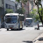 Uno de los temas que se cuestiona al transporte público es la contaminación de las unidades. El Municipio de Guayaquil alista una ordenanza para regular los pasajes.