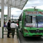 Algunas de las unidades que ofrecen el servicio de transporte entre Quito y el aeropuerto salen desde la estación de la av. Río Coca y ahora conectan con el Metro.