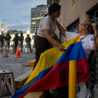 Familiares de presos políticos protestan en la sede de la CPNB en Caracas, en medio del proceso de excarcelaciones impulsado por el Gobierno