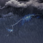 Referencial.Un rayo ilumina la intensidad de la tormenta nocturna, reflejando la fuerza de los fenómenos que se esperan en la Costa, Sierra y Amazonía