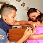 Niños y niñas reciben vacunas del esquema regular en establecimientos del Ministerio de Salud Pública.