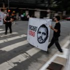 Personas sostienen un cartel durante una manifestación frente a la sede del Banco Master este jueves, en Sao Paulo (Brasil).