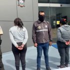 Dos mujeres fueron detenidas durante un operativo policial en el sur de Quito por presunta comercialización de billetes falsos.